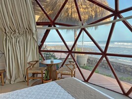 Espacio para trabajar con laptop, wifi gratis y ropa de cama 