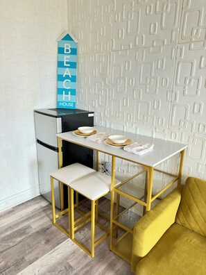 Deluxe Studio, Ocean View | In-room dining - Beach Tropical Oasis  (Daytona Beach)