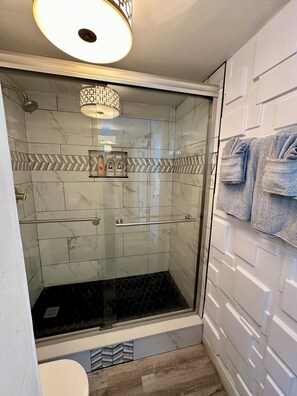Deluxe Studio, Ocean View | Bathroom