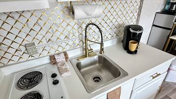 Deluxe Studio, Ocean View | Private kitchenette