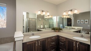 Familienhaus, Bergblick | Badezimmer | Badewanne und Dusche (separat), kostenlose Toilettenartikel, Handtücher