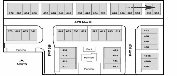 Een plattegrond van een hotel met genummerde kamers, een zwembad en een paviljoen.