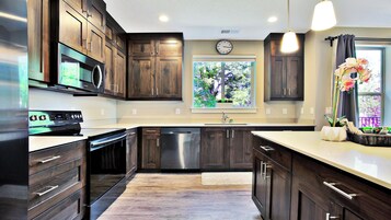 Fjölskylduhús - fjallasýn | Einkaeldhús | Ísskápur í fullri stærð, örbylgjuofn, bakarofn, eldavélarhellur