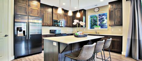 Casa familiar, vista a la montaña | Cocina privada | Refrigerador con congelador, microondas, horno y parrilla de estufa