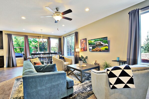 Familienhaus, Bergblick | Wohnbereich | Flachbildfernseher