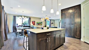 Casa família, vista para a montanha | Cozinha privada | Geladeira grande, micro-ondas, fogão, cooktop