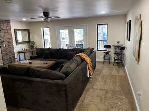 Televisión, chimenea, futbolito