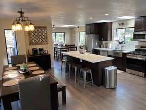 Refrigerador, microondas, horno, placa de cocina