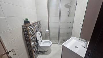 Classic-Zweibettzimmer | Badezimmer | Dusche, Haartrockner, Handtücher, Seife