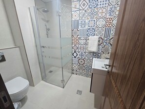 Classic Twin Room | Bathroom | Shower, hair dryer, towels, soap - Dar Al-Ezz Hotel - Bethlehem (Bethlehem)