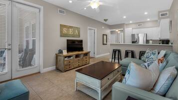 Condo, varias camas, patio, vista al jardín (The Village Unit 412) | Área de sala de estar | Televisión de pantalla plana de 42 pulgadas con canales digitales