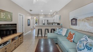 Condo, varias camas, patio, vista al jardín (The Village Unit 412) | Área de sala de estar | Televisión de pantalla plana de 42 pulgadas con canales digitales