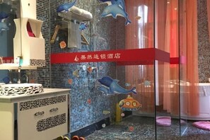 Room - Guoran Theme Hotel (Wuhan Huquan) (Wuhan)