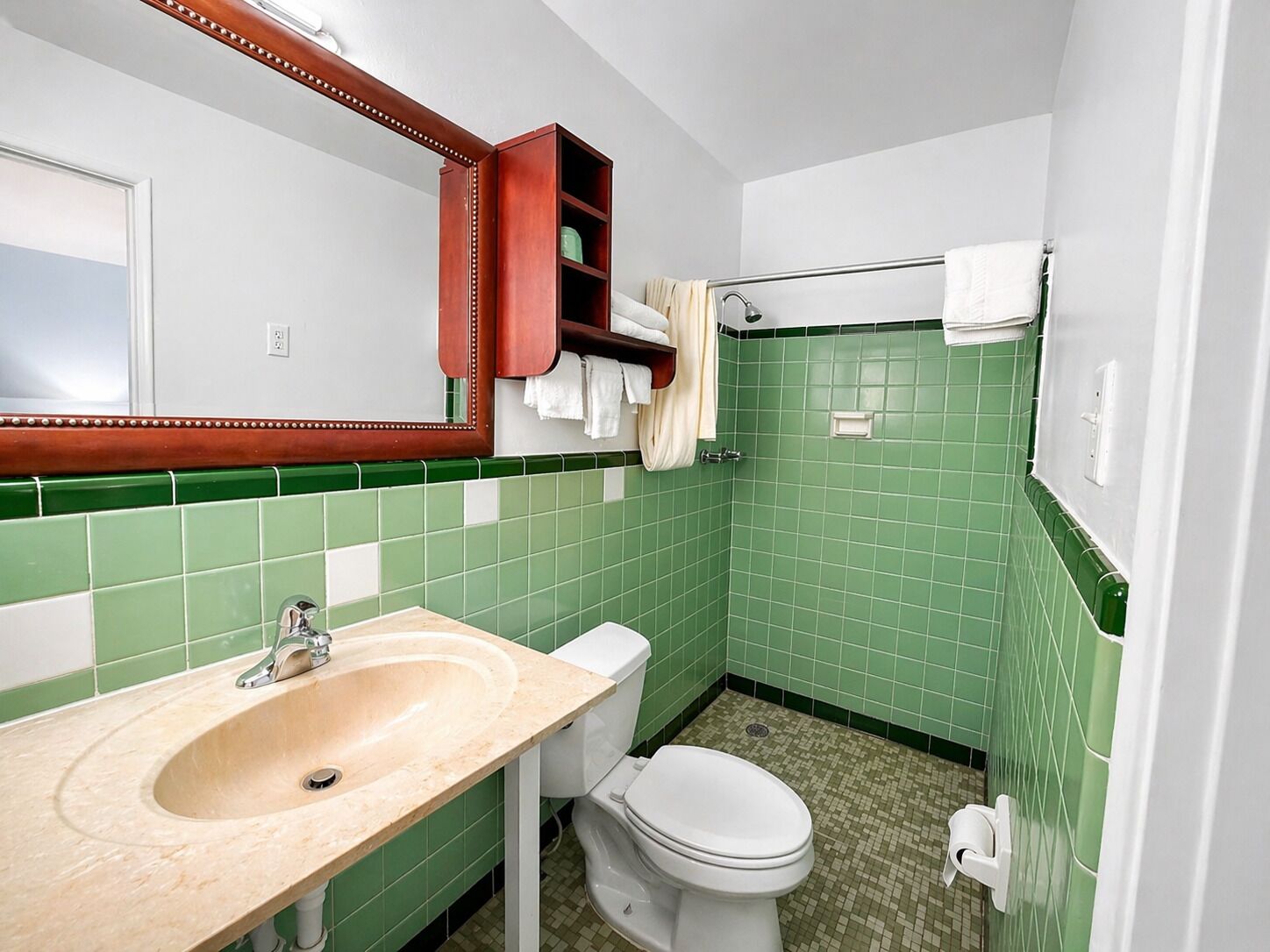 Room, 1 Queen Bed, Non Smoking | Bathroom | Free toiletries, towels