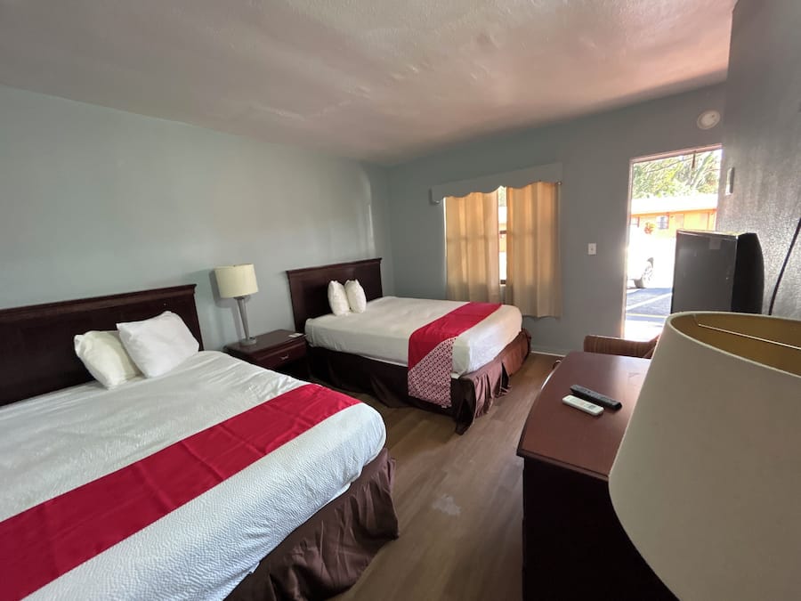 Kamer, 2 queensize bedden, niet-roken | Een kluis op de kamer, een strijkplank/strijkijzer, gratis wifi