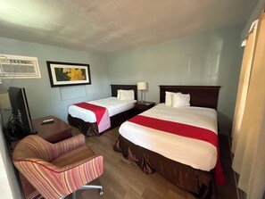 Quarto, 2 camas Queen, para não fumantes | Cofres nos quartos, ferros/tábuas de passar roupa, Wi-Fi de cortesia