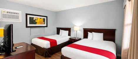 Chambre, 2 grands lits, non-fumeur | Coffre-fort, fer et planche Ă repasser, accĂšs au Wi-Fi (inclus)