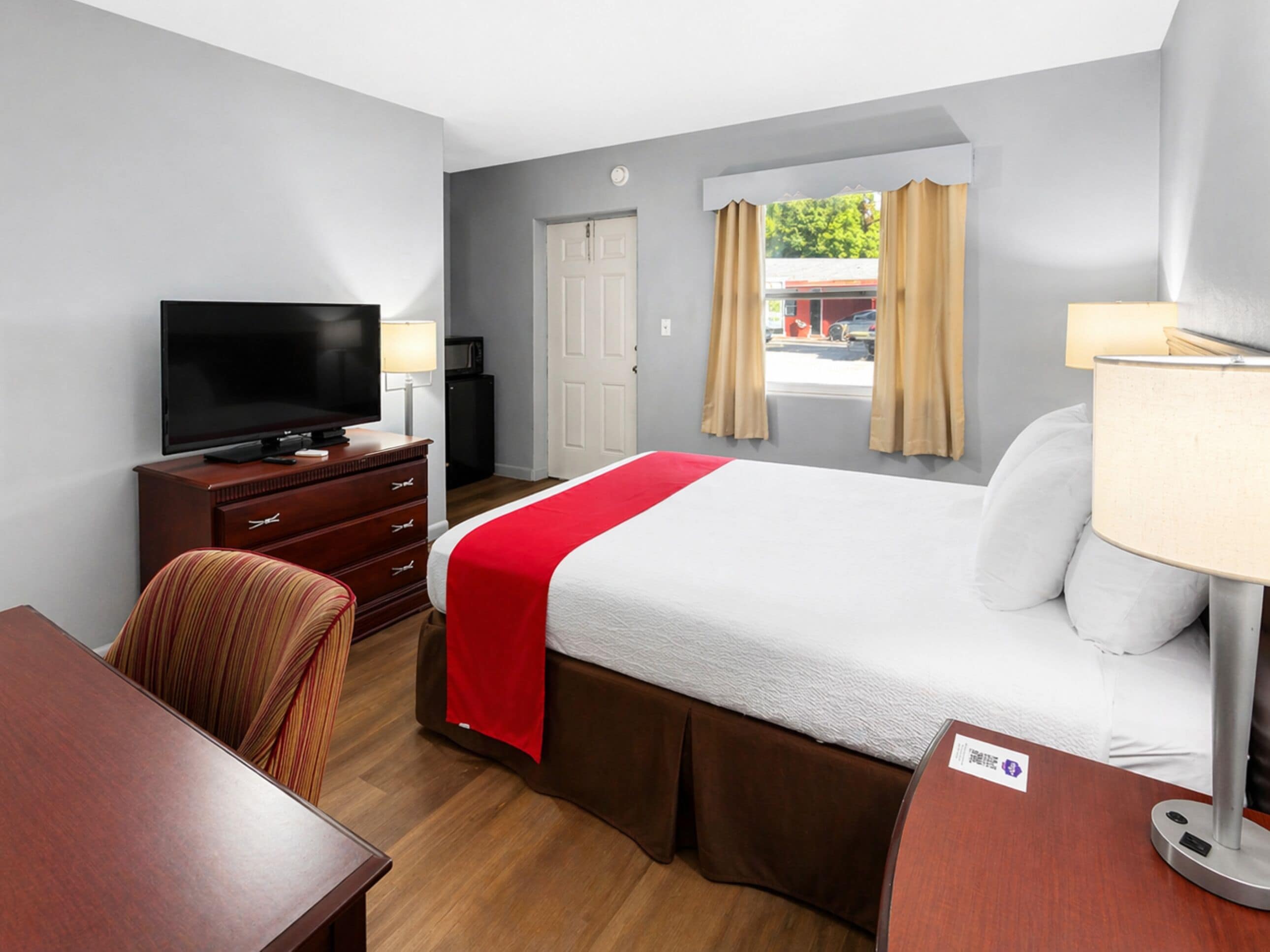 Room, 1 Queen Bed, Non Smoking | In-room safe, iron/ironing board, free WiFi, bed sheets