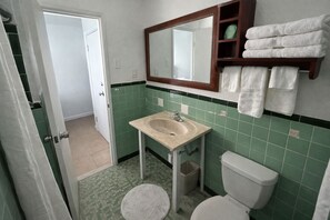 Rom, 1 queensize-seng, ikke-røyk | Bad | Toalettartikler (inkludert) og håndklær