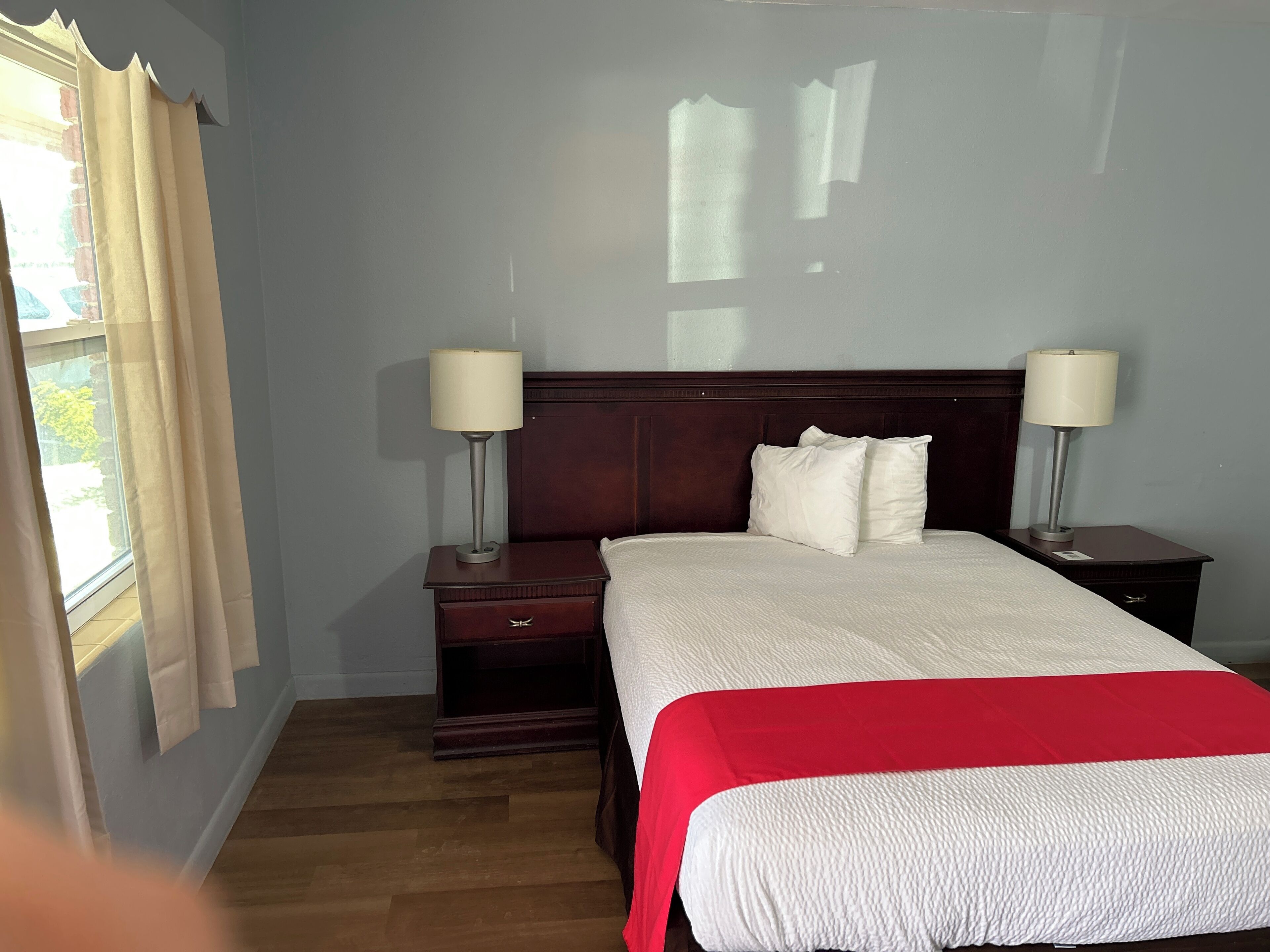 Quarto, 1 cama Queen, para não fumantes | Cofres nos quartos, ferros/tábuas de passar roupa, Wi-Fi de cortesia