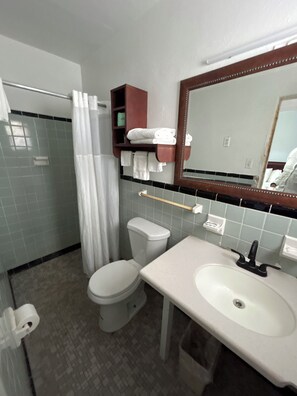 Quarto, 2 camas Queen, para não fumantes | Banheiro | Produtos de toalete grátis, toalhas de banho