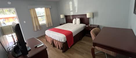 Zimmer, 1 Queen-Bett, Nichtraucher | Zimmersafe, Bügeleisen/Bügelbrett, kostenloses WLAN, Bettwäsche