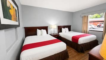 Chambre, 2 grands lits, non-fumeur | Coffre-fort, fer et planche à repasser, accès au Wi-Fi (inclus)