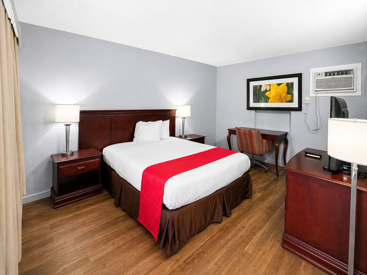 Room, 1 Queen Bed, Non Smoking | In-room safe, iron/ironing board, free WiFi, bed sheets