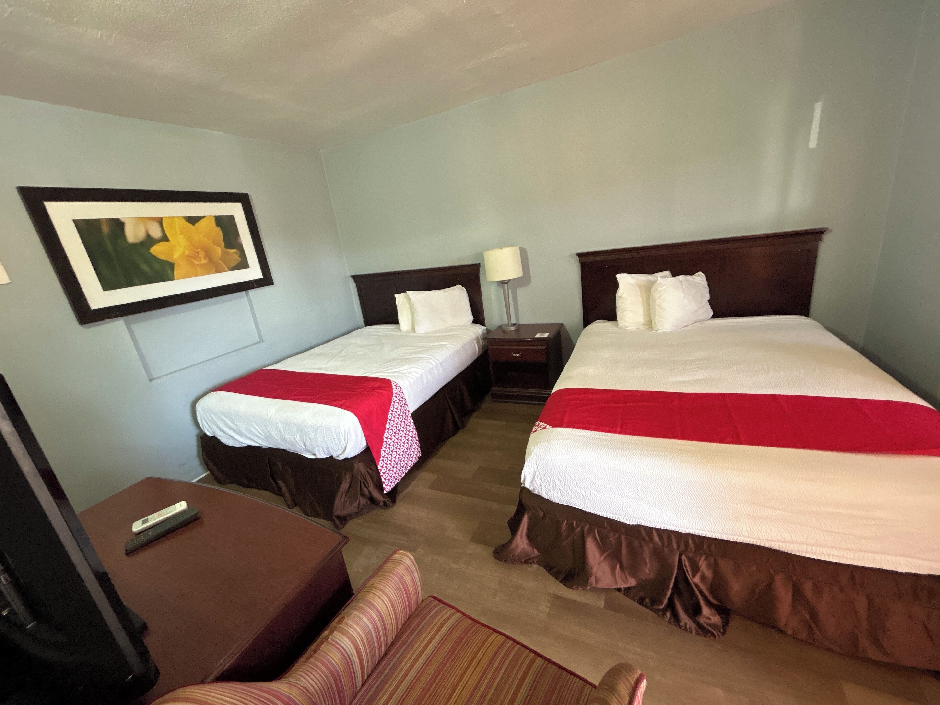 Kamer, 2 queensize bedden, niet-roken | Een kluis op de kamer, een strijkplank/strijkijzer, gratis wifi