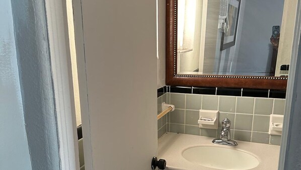 Douche, serviettes fournies, savon, papier toilette