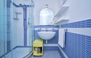 Dusche, Haartrockner, Bidet, Handtücher