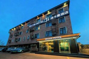 A multi-story hotel with a prominent entrance and signage. - Beijing Decor Hotel ( Capital Airport New National Exhibition Store) (Beijing)