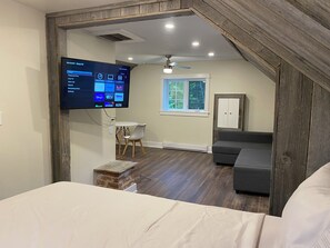 4 bedrooms, WiFi, bed sheets - Beautiful Waterfront Cottage with Hot Tub in South Muskoka  (Severn Bridge)