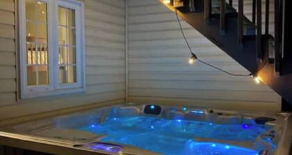 Beautiful Waterfront Cottage with Hot Tub in South Muskoka