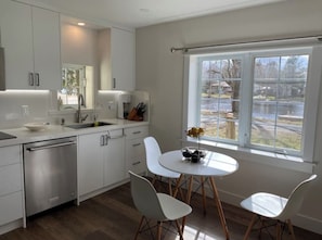 Microwave, oven, stovetop, dishwasher - Beautiful Waterfront Cottage with Hot Tub in South Muskoka  (Severn Bridge)