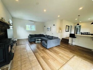 Smart TV - Beautiful Waterfront Cottage with Hot Tub in South Muskoka  (Severn Bridge)