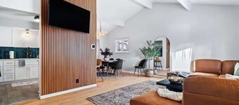 Hot Tub - Game Room - 4 Bedrooms -Gorgeous Remodel