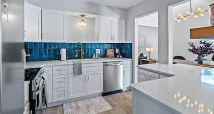 *Hot Tub, Game Room, 4 Bedrooms, Gorgeous Remodel*