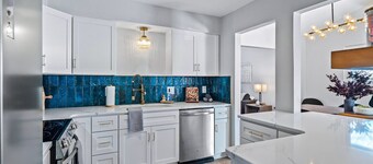 *Hot Tub, Game Room, 4 Bedrooms, Gorgeous Remodel*