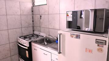 Microondas, horno, placa de cocina