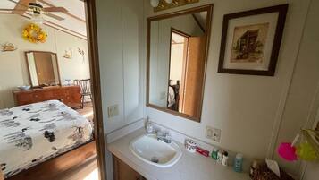 مناشف، صابون، شامبو، ورق حمّام