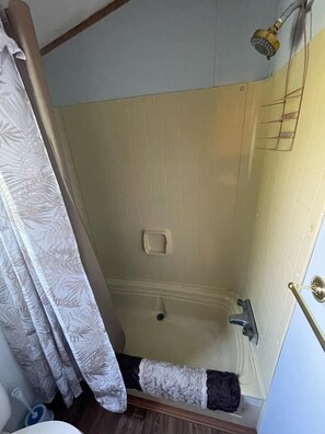Towels, soap, shampoo, toilet paper - 3Br, Hunters Getaway Atv/Sled Access (Limestone)