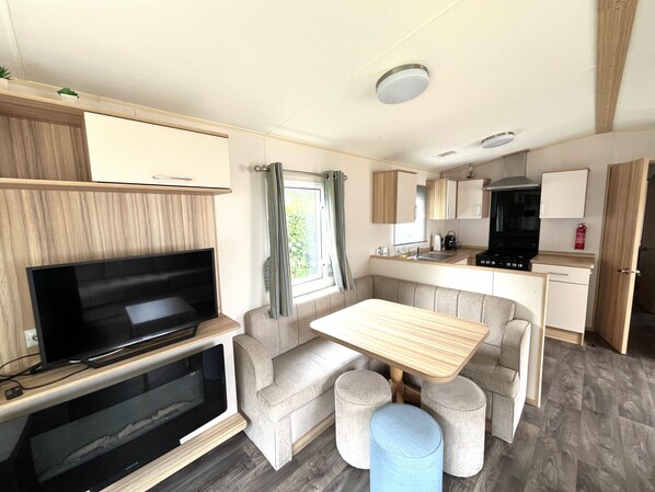 Kühlschrank, Ofen, Wasserkocher mit Kaffee-/Teezubehör, Wasserkocher