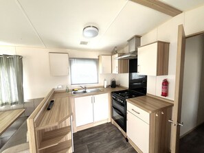 Kühlschrank, Ofen, Wasserkocher mit Kaffee-/Teezubehör, Wasserkocher