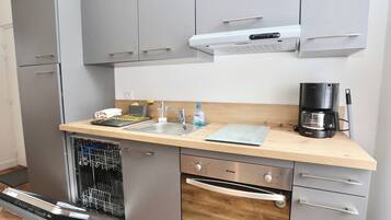 Een koelkast, een oven, een vaatwasser, een koffiezetapparaat/waterkoker