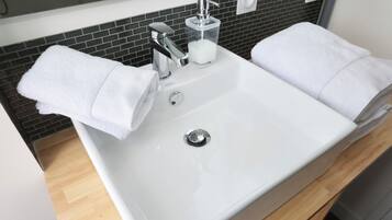 Douche, serviettes fournies