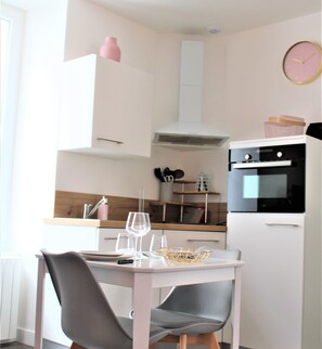 Frigorífico, horno y utensilios de cocina