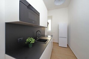 Frigorifero, microonde, piano cottura, lavastoviglie