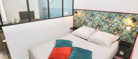 WiFi, bed sheets