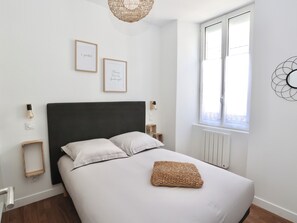 1 bedroom, bed sheets